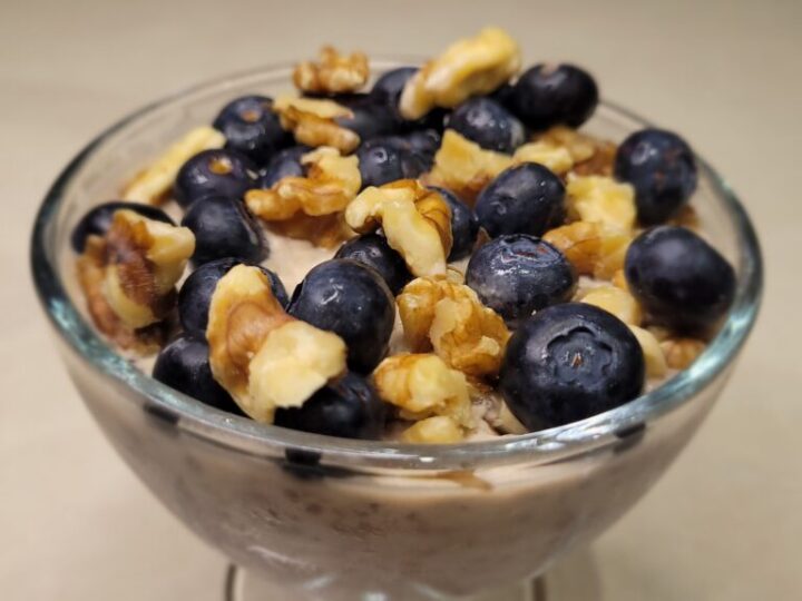 Keto chia pudding z jagodami i orzechami