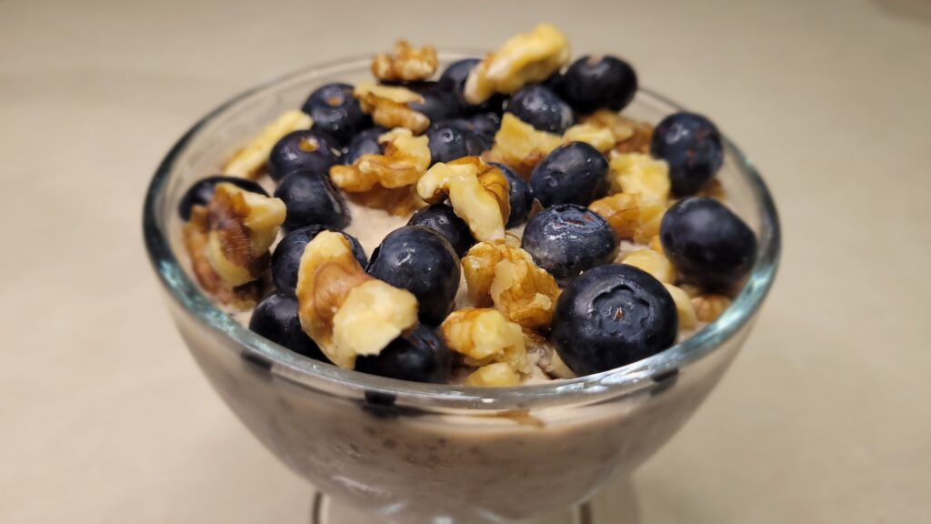 Keto chia pudding z jagodami i orzechami